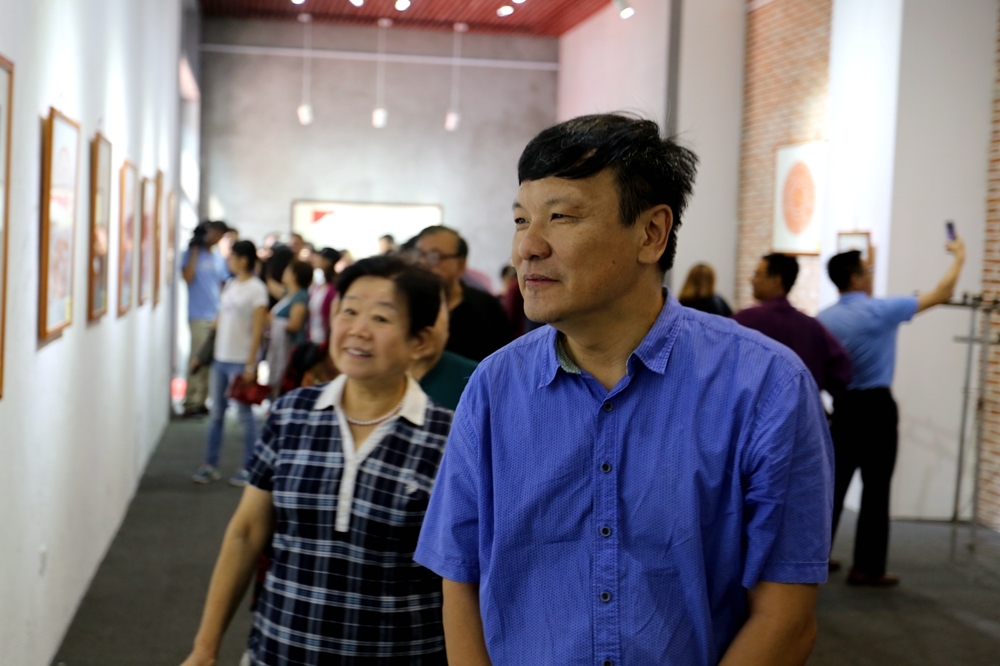 “紅色記憶”剪紙展亮相星工坊·中國(guó)工業(yè)藝術(shù)館