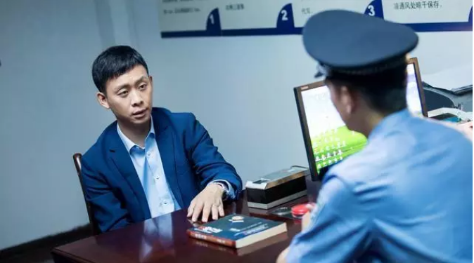 張譯、張國(guó)立、李建義領(lǐng)銜都市情感劇《我的親爹和后爸》今晚重磅播出！