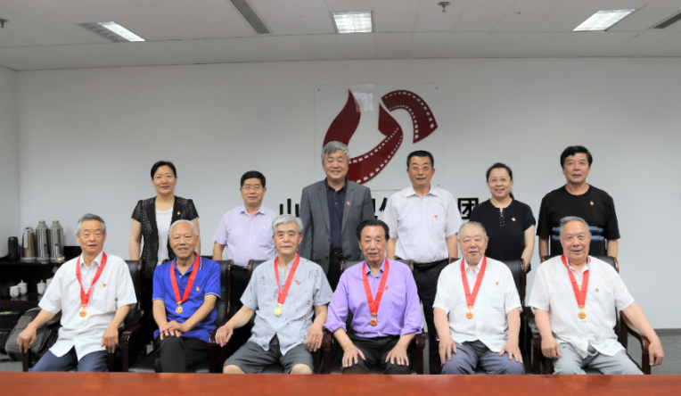 山影集團(tuán)為老黨員頒發(fā)“光榮在黨50年”紀(jì)念章