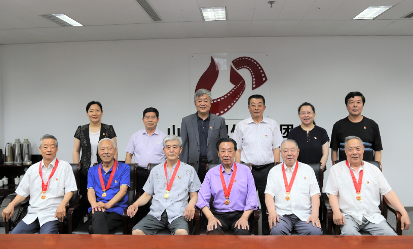 山影集團為老黨員頒發(fā)“光榮在黨50年”紀念章
