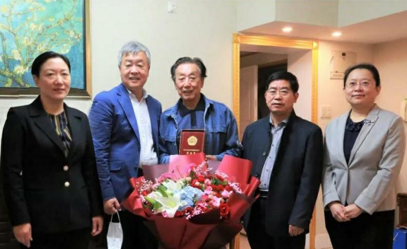 山影集團領導向抗美援朝老戰(zhàn)士、老同志頒發(fā)紀念章